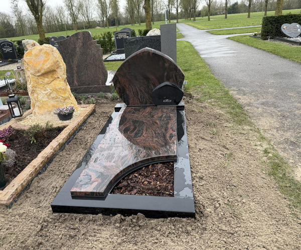 Een enkel graf  van graniet in Kampen